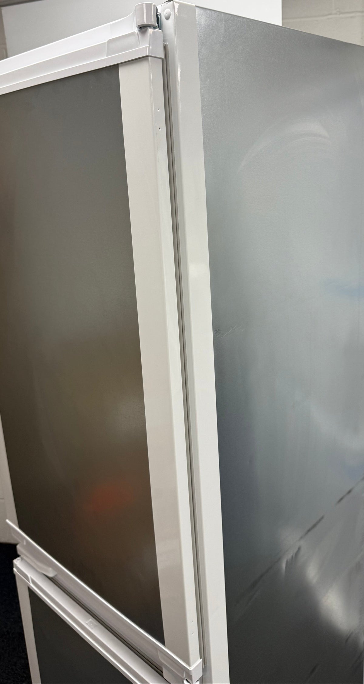 Hotpoint HPKH 1262B4UK (57) 54cm 50/50 Integrated Built-in Fridge Freezer in White - E Rated - (Ex Display) - HW182757