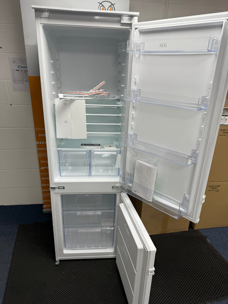 AEG 6000 TwinTech® OSC6N181ES (47) 177cm 70/30 Integrated Fridge Freezer with Sliding Door Hinge in White - E Rated - (ex display ) - HW182147