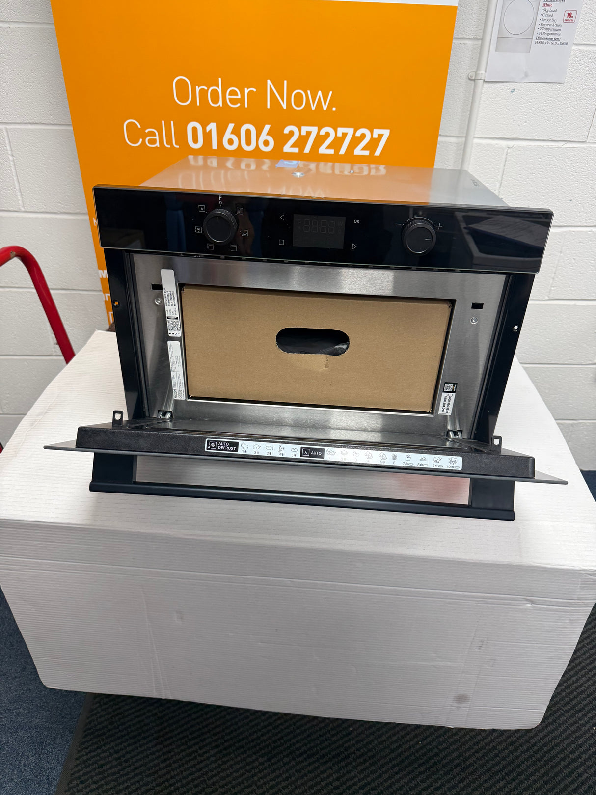 Hotpoint HPD 254CR BUK (86) 1000W 31 Litre Built-in Microwave Oven and Grill in Black - (Ex Display) - HW182586