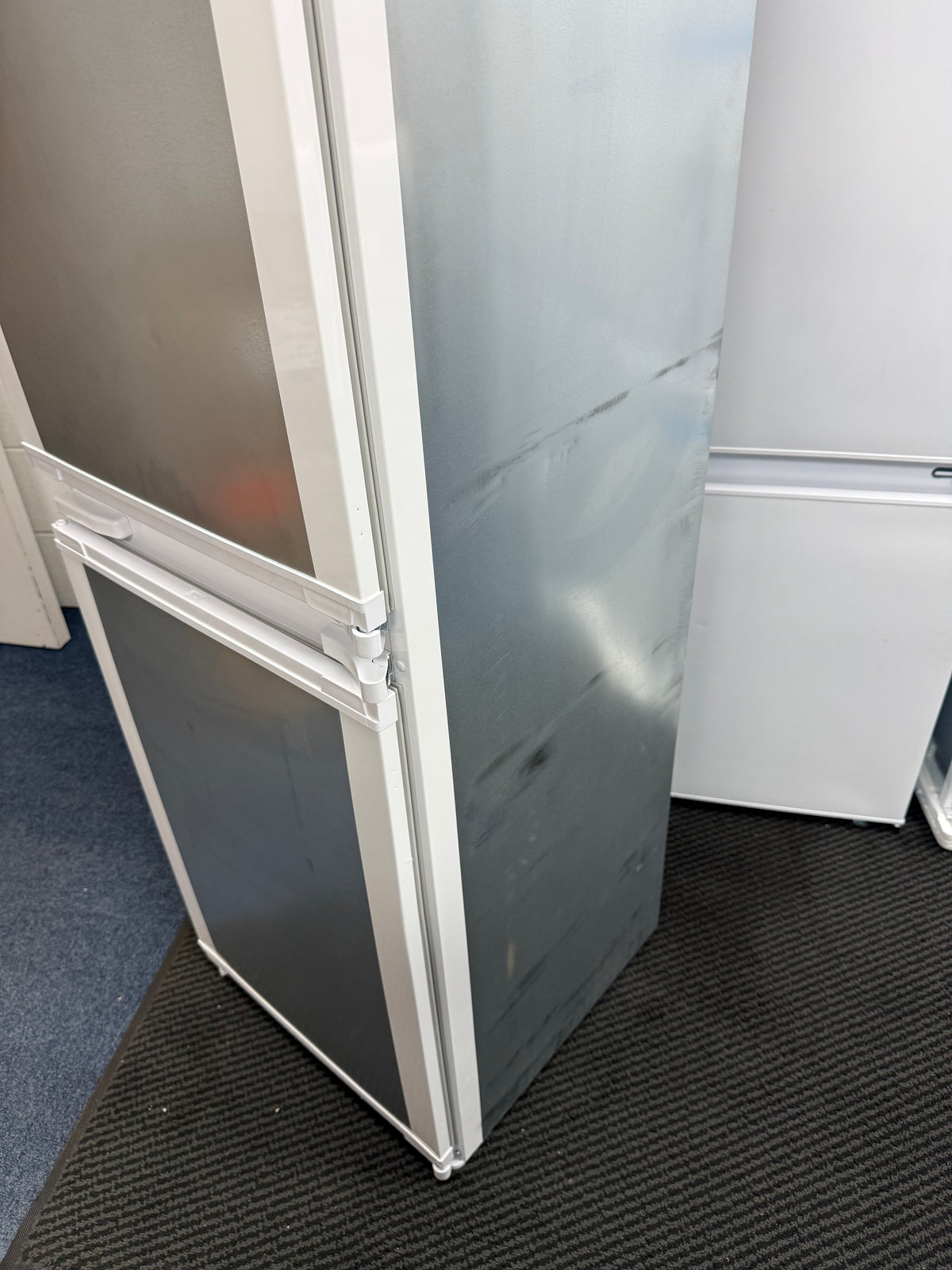 Hotpoint HPKH 1262B4UK (57) 54cm 50/50 Integrated Built-in Fridge Freezer in White - E Rated - (Ex Display) - HW182757