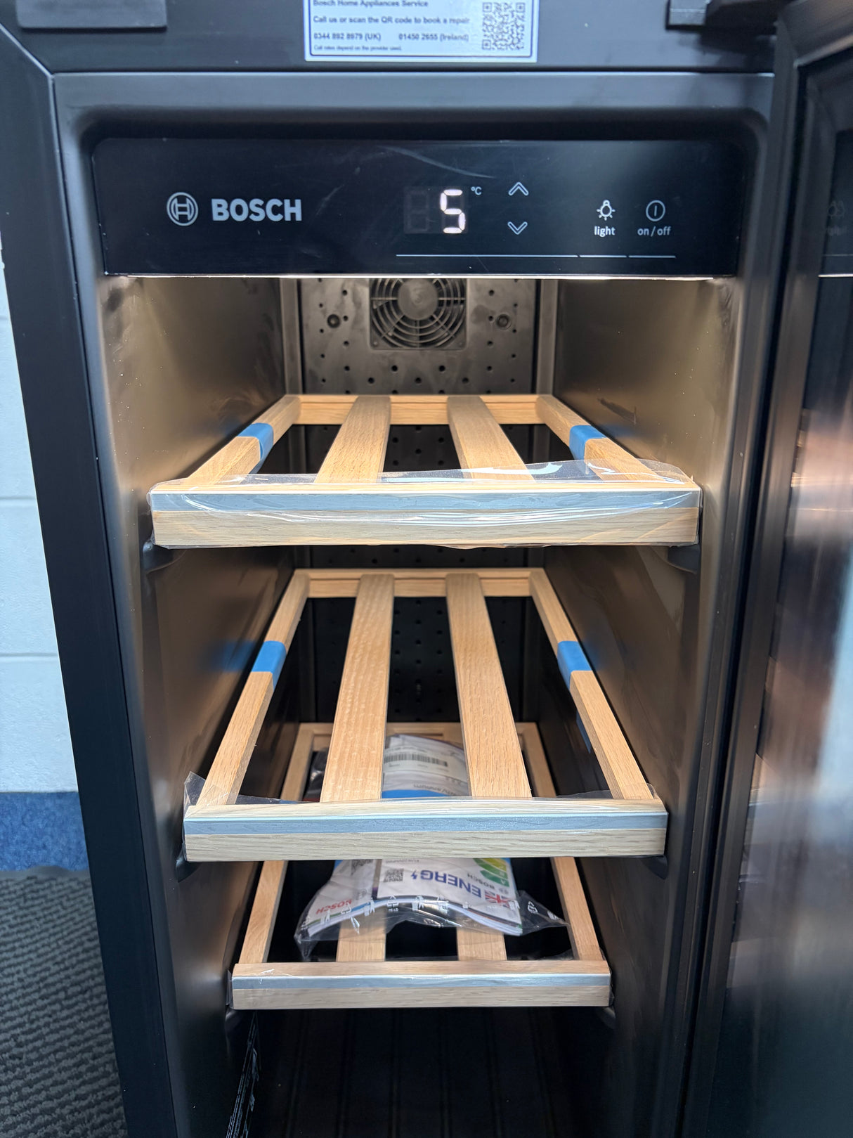 Bosch Series 6 KUW20VHF0G (10) 21 Bottle 30cm Built-in Wine Cooler - F Rated - (Ex Display) - HW182310
